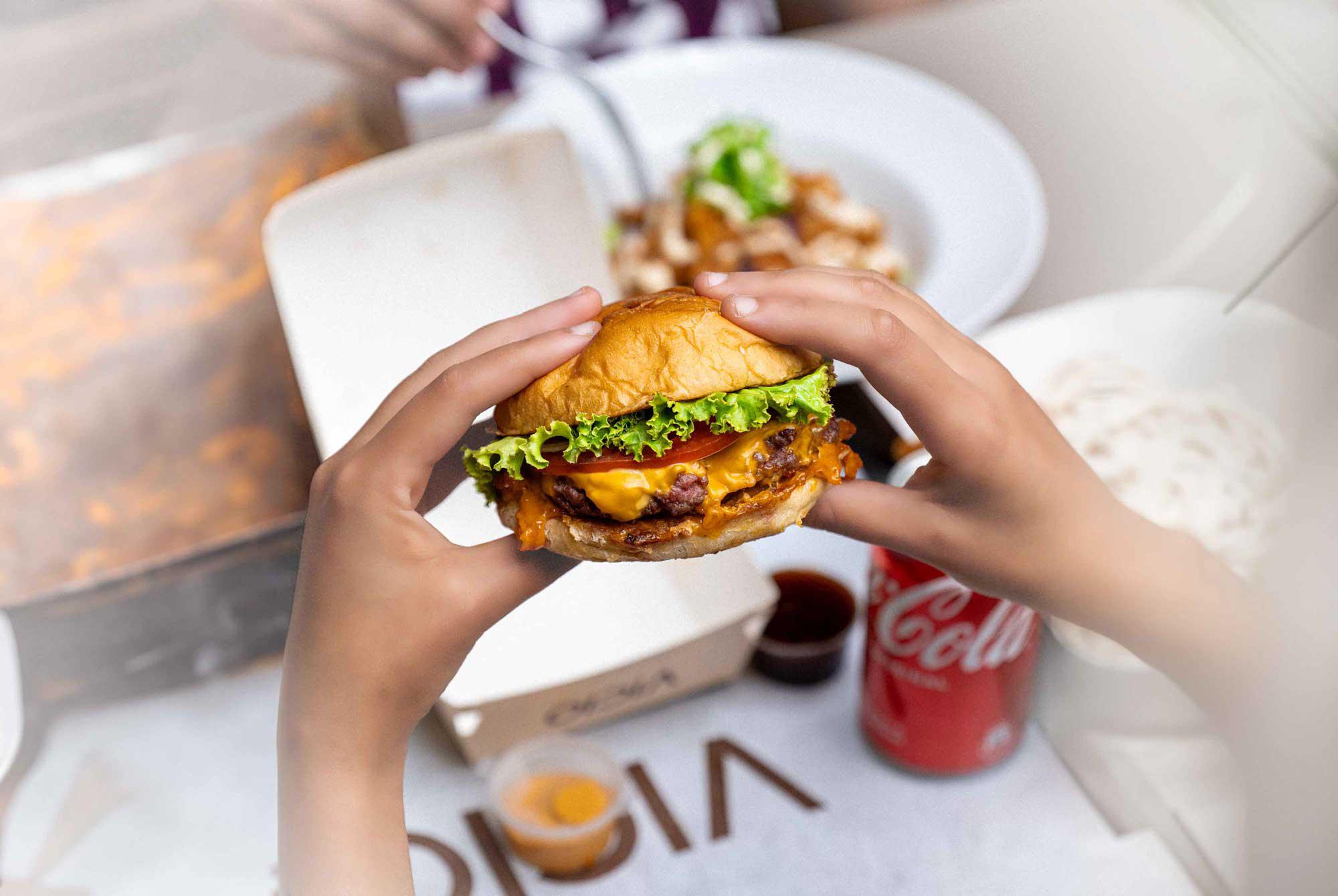How to Hold Your Burger Perfectly?